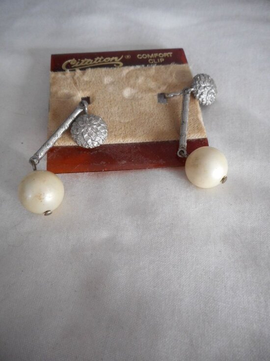 citation Jewelry - Vintage 1980s silver floral with pearl dangle Earrings Clip on Costume jewelry